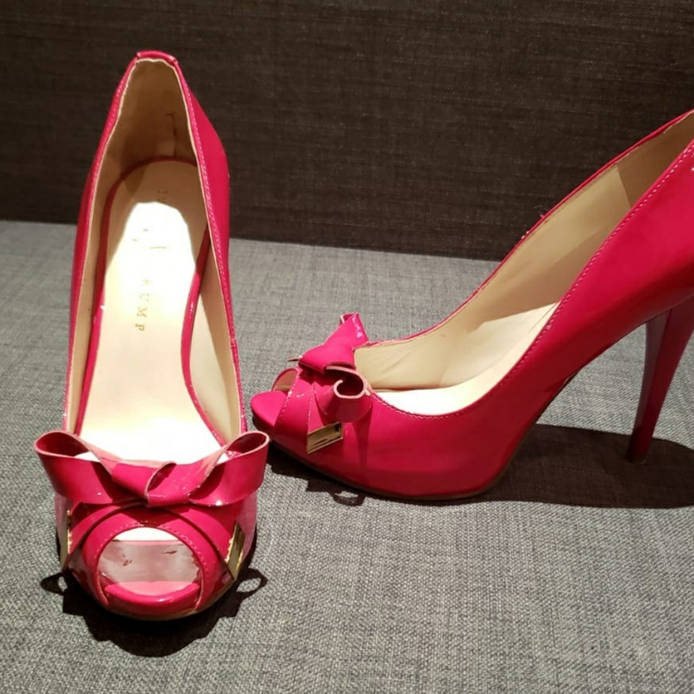 Peep toe shoes